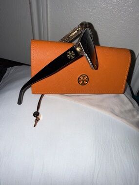 TORY BURCH, Sunglass with Gold Logo + ORANGE LEATHER CASE!!! ✈️ 🚢 🍷